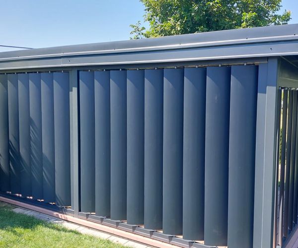 Vrtna lopa z vertikalnimi antracit brisoleji za moderno zaščito in estetiko