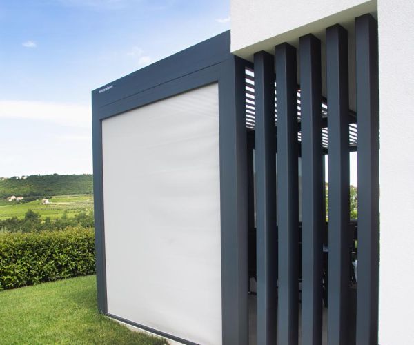 Vertikalni antracitni brisoleji Misteral na terasi, ki združujejo funkcionalnost in estetiko